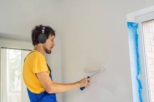 Professionelle Maler Arbeiter Malerei und Grundierung Wand mit Malerwalze — Stockfoto