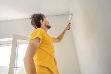 Profesyonel boyacı boyama ve boya silindiri ile duvar astar
