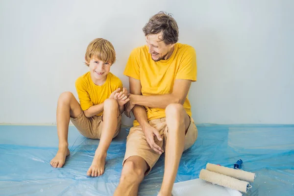 Pai e filho comem sobremesa com sementes de chia e manga à beira da piscina  pela manhã. alimentação saudável, comida vegetariana, dieta e conceito de  pessoas