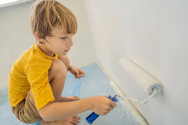7 years old boy ready to paint wall — Stock Photo, Image