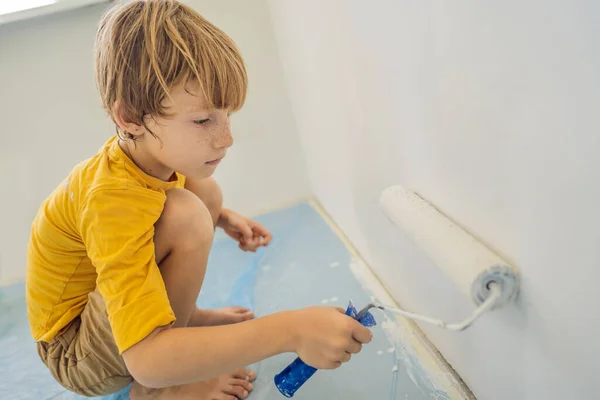 Niño de 7 años listo para pintar la pared —  Fotos de Stock