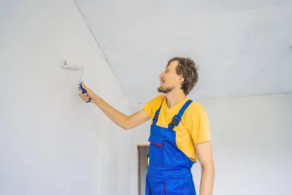 Профессиональная живопись рабочих и грунтовка стен с роллером — стоковое фото