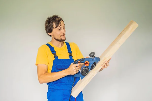 Carpinteiro com moedor e avião. Carpintaria, profissional — Fotografia de Stock