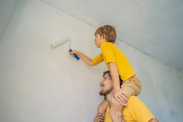 Apa és fia festéket festenek az otthonukba, miközben beköltöznek. — Stock Fotó
