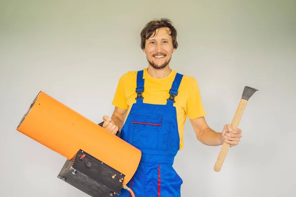 Hombre capataz para la instalación de techos tensados con calentador de aire — Foto de Stock