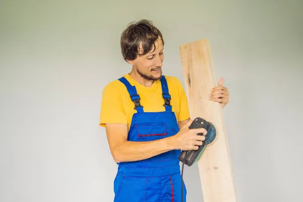 Carpintero con amoladora y plano. Trabajos de madera, profesionales — Foto de Stock