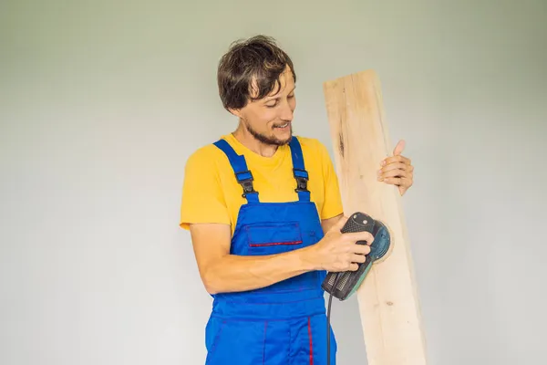 Snickare med kvarn och plan. Träbearbetning, professionell — Stockfoto