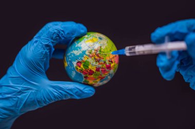 Şırınga dünyayı Avrupa haritasında aşılıyor. Avrupa Coronavirus, Corona virüs saldırısı konsepti. Avrupa koronavirüse karşı savaşıyor. Coronavirüs, tehlike ve halk sağlığıyla mücadele kavramı