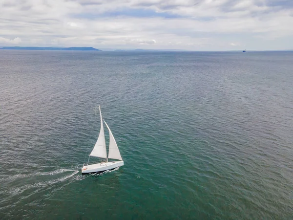 Mooie zeilboot zeilen zeil blauwe Middellandse Zee Oceaan horizon — Stockfoto