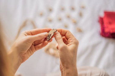 Noel takvimi hazırlayan bir kadın. İpteki keseler.