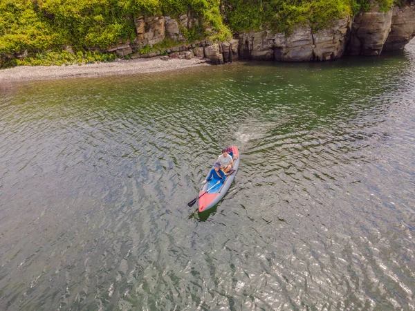 Familia feliz activa divirtiéndose juntos disfrutando de una experiencia aventurera haciendo kayak en el mar en un día soleado durante las vacaciones de verano — Foto de Stock