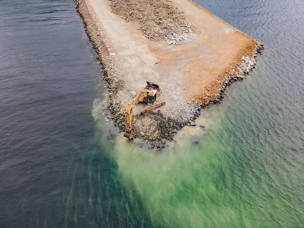 Schwere Bagger arbeiten Baugrund Vorbereitung Strand am Meeresufer, Baufahrzeug — Stockfoto