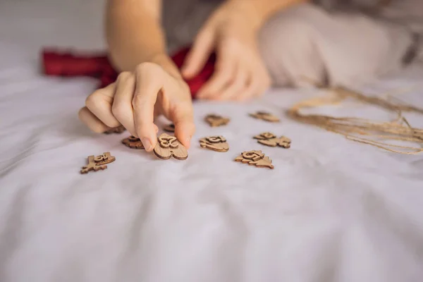 Mujer haciendo calendario de Adviento de Navidad. Bolsas en una cuerda — Foto de Stock