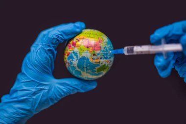 Şırınga dünyayı Asya haritasında aşılıyor. Asya Coronavirus, Corona virüs saldırısı konsepti. Asya koronavirüse karşı savaşır. Koronavirüsle mücadele kavramı, tehlike ve halk sağlığı riski