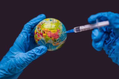 Şırınga dünyayı aşıladı, Çin haritasında. China Coronavirus, Corona virüs saldırısı konsepti. Çin koronavirüse karşı savaşıyor. Coronavirüs, tehlike ve halk sağlığıyla mücadele kavramı