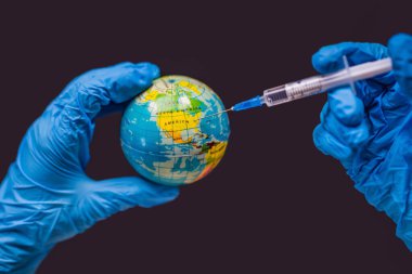Şırınga tüm dünyayı Amerika haritasında aşılıyor. USA Coronavirus, Corona virüs saldırısı konsepti. Amerika koronavirüse karşı savaşıyor. Koronavirüsle mücadele kavramı, tehlike ve halk sağlığı riski