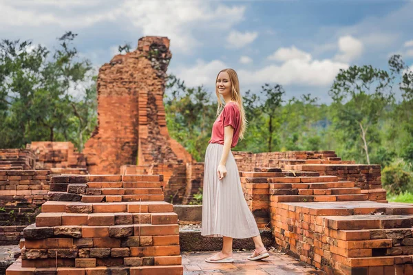 Woman tourist in Temple ruin of the My Son complex, Vietnam. Vietnam opens to tourists again after quarantine Coronovirus COVID 19 — Stock Photo, Image