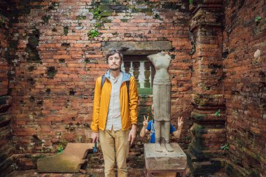 Oğlum Vietnam 'ın Tapınak Mahallesi' ndeki Turist Adam. Vietnam, Coronovirus COVID 19 karantinasından sonra turistlere tekrar açıldı