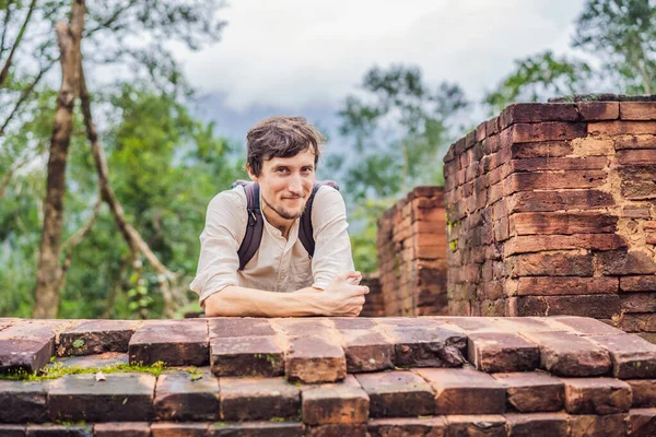 Turista uomo nel tempio rovina del complesso Mio Figlio, Vietnam. Vietnam si apre ai turisti di nuovo dopo la quarantena Coronovirus COVID 19 — Foto Stock