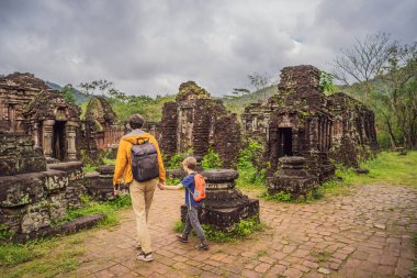 Baba ve oğul turistler, Vietnam 'daki 
