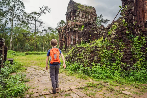 Мальчик-турист в храме, разрушенном комплексом Моего Сына, Вьетнам. Вьетнам снова открывается для туристов после карантина Coronovirus COVID 19 — стоковое фото