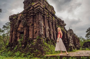 Tapınaktaki kadın turist. Oğlum Vietnam 'daki harabe. Vietnam, Coronovirus COVID 19 karantinasından sonra turistlere tekrar açıldı