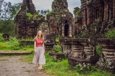 Tapınaktaki kadın turist. Oğlum Vietnam 'daki harabe. Vietnam, Coronovirus COVID 19 karantinasından sonra turistlere tekrar açıldı
