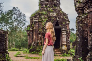 Tapınaktaki kadın turist. Oğlum Vietnam 'daki harabe. Vietnam, Coronovirus COVID 19 karantinasından sonra turistlere tekrar açıldı