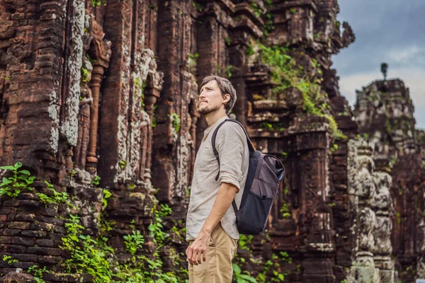 Man toerist in Tempel ruïne van de My Son complex, Vietnam. Vietnam opent weer voor toeristen na quarantaine Coronovirus COVID 19 — Stockfoto