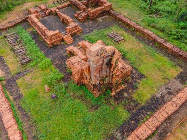 Oğlum, Vietnam 'daki tapınak harabesi. Vietnam, Coronovirus COVID 19 karantinasından sonra turistlere tekrar açıldı