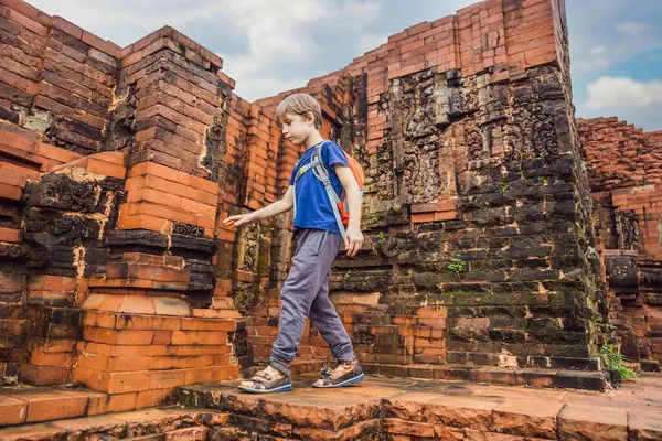 Мальчик-турист в храме, разрушенном комплексом Моего Сына, Вьетнам. Вьетнам снова открывается для туристов после карантина Coronovirus COVID 19 — стоковое фото