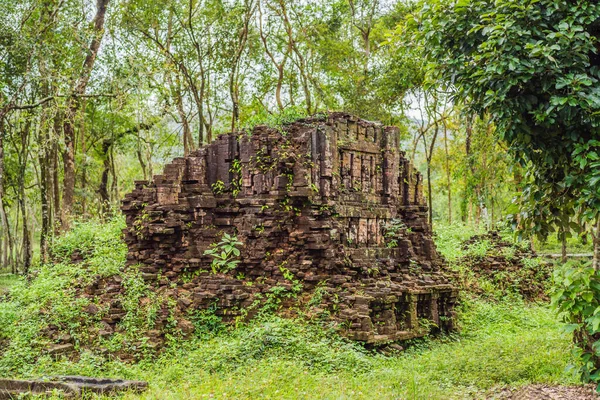 Храмовий комплекс "Мій син", В'єтнам. В "єтнам знову відкривається для туристів після карантину Короновірус COVID 19 — стокове фото