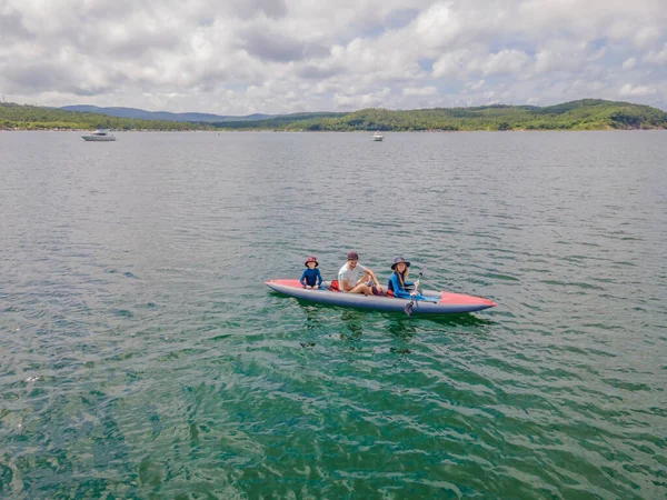 Famille heureuse active s'amuser ensemble profiter de l'expérience aventureuse kayak sur la mer par une journée ensoleillée pendant les vacances d'été — Photo