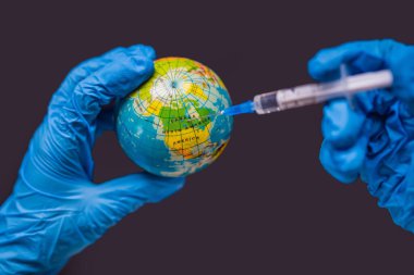 Şırınga dünyayı Kanada haritasında aşılıyor. Kanada Coronavirus, Corona virüs saldırısı konsepti. Kanada koronavirüse karşı savaşıyor. Coronavirüs, tehlike ve halk sağlığıyla mücadele kavramı