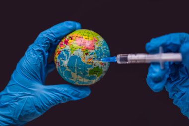 Şırınga dünyayı Endonezya haritasında aşılıyor. Endonezya Coronavirus, Corona virüs saldırısı konsepti. Endonezya, koronavirüse karşı savaşıyor. Koronavirüsle mücadele kavramı, tehlike ve