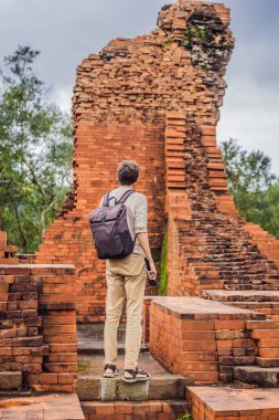 Oğlum Vietnam 'ın Tapınak Mahallesi' ndeki Turist Adam. Vietnam, Coronovirus COVID 19 karantinasından sonra turistlere tekrar açıldı