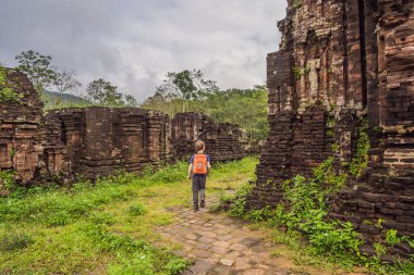 Oğlum Vietnam 'ın Tapınak Mahallesi' ndeki erkek turist. Vietnam, Coronovirus COVID 19 karantinasından sonra turistlere tekrar açıldı