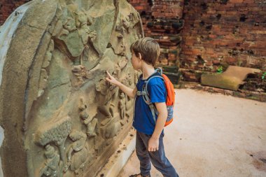 Oğlum Vietnam 'ın Tapınak Mahallesi' ndeki erkek turist. Vietnam, Coronovirus COVID 19 karantinasından sonra turistlere tekrar açıldı