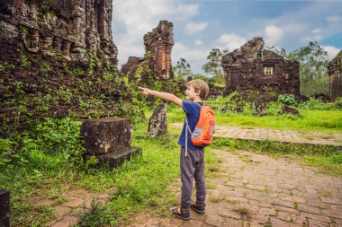 Oğlum Vietnam 'ın Tapınak Mahallesi' ndeki erkek turist. Vietnam, Coronovirus COVID 19 karantinasından sonra turistlere tekrar açıldı