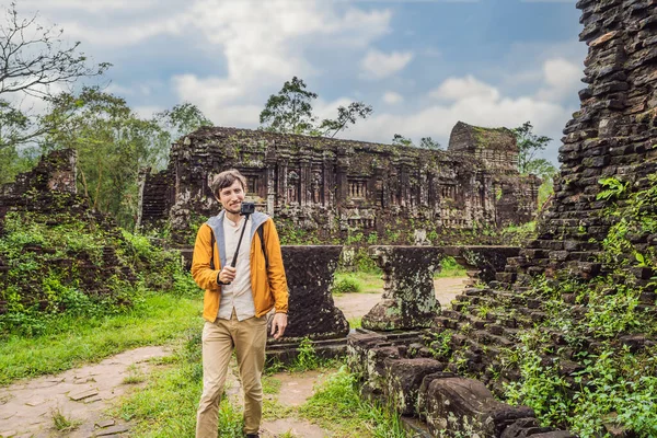 Man toerist in Tempel ruïne van de My Son complex, Vietnam. Vietnam opent weer voor toeristen na quarantaine Coronovirus COVID 19 — Stockfoto