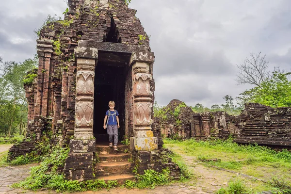 Chłopiec turysta w świątyni ruiny kompleksu Mój Syn, Wietnam. Wietnam ponownie otwiera się dla turystów po kwarantannie Coronovirus COVID 19 — Zdjęcie stockowe