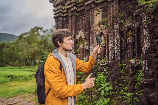 Man toerist in Tempel ruïne van de My Son complex, Vietnam. Vietnam opent weer voor toeristen na quarantaine Coronovirus COVID 19 — Stockfoto