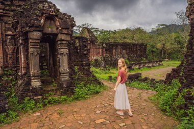 Tapınaktaki kadın turist. Oğlum Vietnam 'daki harabe. Vietnam, Coronovirus COVID 19 karantinasından sonra turistlere tekrar açıldı