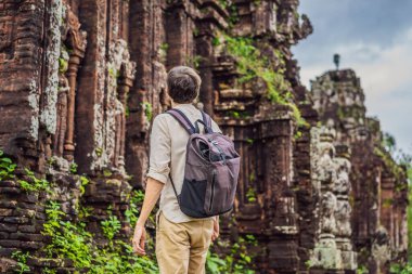 Oğlum Vietnam 'ın Tapınak Mahallesi' ndeki Turist Adam. Vietnam, Coronovirus COVID 19 karantinasından sonra turistlere tekrar açıldı