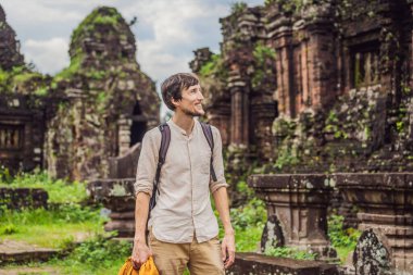 Oğlum Vietnam 'ın Tapınak Mahallesi' ndeki Turist Adam. Vietnam, Coronovirus COVID 19 karantinasından sonra turistlere tekrar açıldı