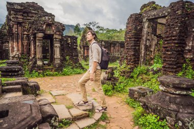 Oğlum Vietnam 'ın Tapınak Mahallesi' ndeki Turist Adam. Vietnam, Coronovirus COVID 19 karantinasından sonra turistlere tekrar açıldı