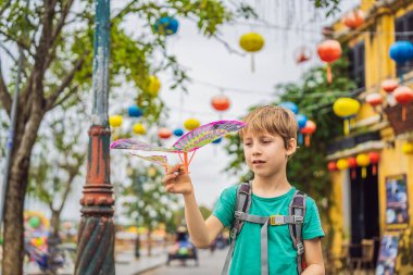 Hoi 'nin arka planında erkek gezgin. Vietnam' ın antik bir kasabası. Vietnam, Coronovirus COVID 19 karantinasından sonra turistlere tekrar açıldı