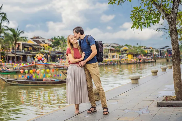 Glada par resenärer på bakgrund av Hoi An antika staden, Vietnam. Vietnam öppnar för turister igen efter karantän Coronovirus COVID 19 — Stockfoto