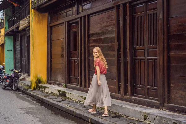 Mulher turista no fundo de Hoi Uma cidade antiga, Vietnã. Vietnã abre para turistas novamente após quarentena Coronovirus COVID 19 — Fotografia de Stock