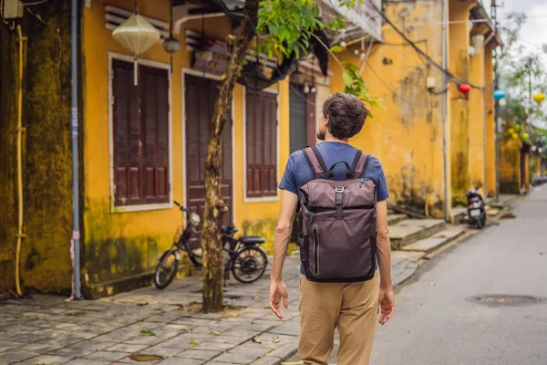 Человек турист на фоне Хой Древний город, Вьетнам. Вьетнам снова открывается для туристов после карантина Coronovirus COVID 19 — стоковое фото